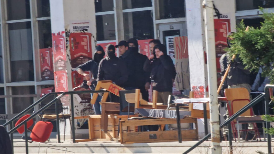 Θεσσαλονίκη: Επεισόδια με πέτρες και χημικά στο ΑΠΘ - Τα ΜΑΤ μπήκαν στο χώρο του πανεπιστημίου