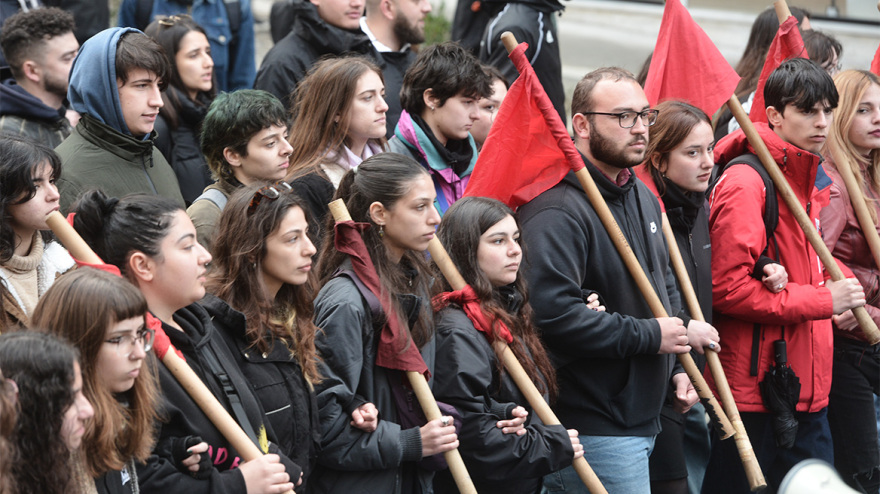 Ολοκληρώθηκε το πανεκπαιδευτικό συλλαλητήριο στο κέντρο της Αθήνας - Έκαψαν κάδο έξω από τη Νομική