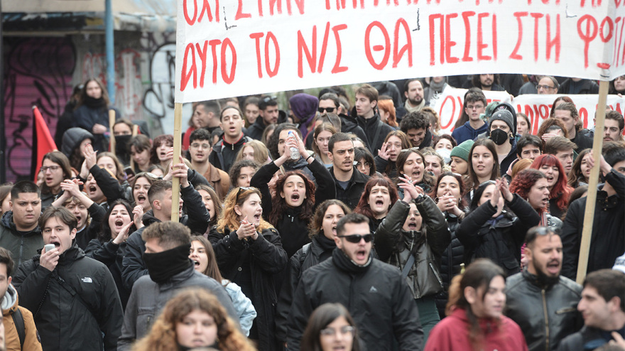 Ολοκληρώθηκε το πανεκπαιδευτικό συλλαλητήριο στο κέντρο της Αθήνας - Έκαψαν κάδο έξω από τη Νομική
