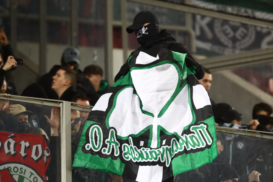 Ολυμπιακός: Με κασκόλ και σημαίες του Παναθηναϊκού στο Καραϊσκάκη οι οπαδοί της Φερεντσβάρος - Φωτογραφίες 