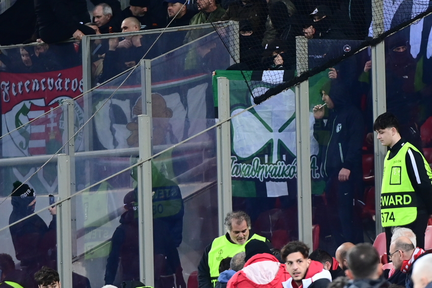 Ολυμπιακός: Με κασκόλ και σημαίες του Παναθηναϊκού στο Καραϊσκάκη οι οπαδοί της Φερεντσβάρος - Φωτογραφίες 