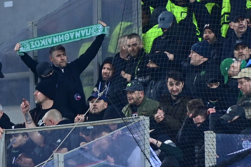 Ολυμπιακός: Με κασκόλ και σημαίες του Παναθηναϊκού στο Καραϊσκάκη οι οπαδοί της Φερεντσβάρος - Φωτογραφίες 