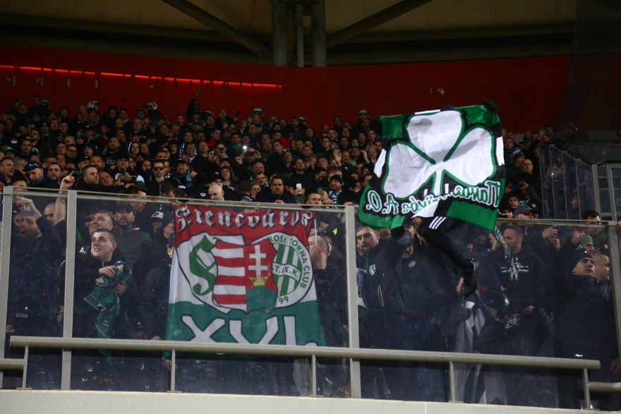 Ολυμπιακός: Με κασκόλ και σημαίες του Παναθηναϊκού στο Καραϊσκάκη οι οπαδοί της Φερεντσβάρος - Φωτογραφίες 