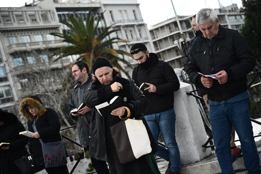 Γάμος ομοφύλων: Καρδούλες, αγκαλιές αλλά και επεισόδια για την ψήφιση του νομοσχεδίου στη Βουλή - Δείτε φωτογραφίες