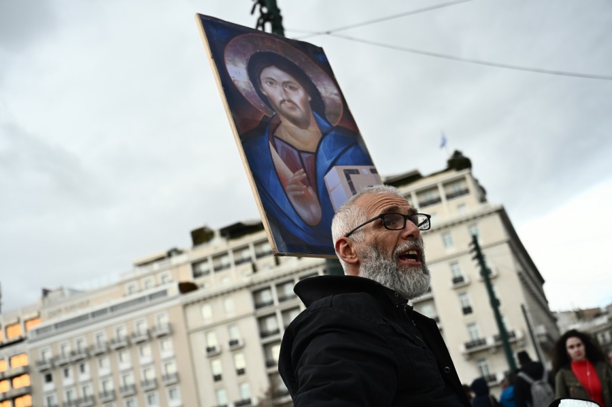 Γάμος ομοφύλων: Καρδούλες, αγκαλιές αλλά και επεισόδια για την ψήφιση του νομοσχεδίου στη Βουλή - Δείτε φωτογραφίες