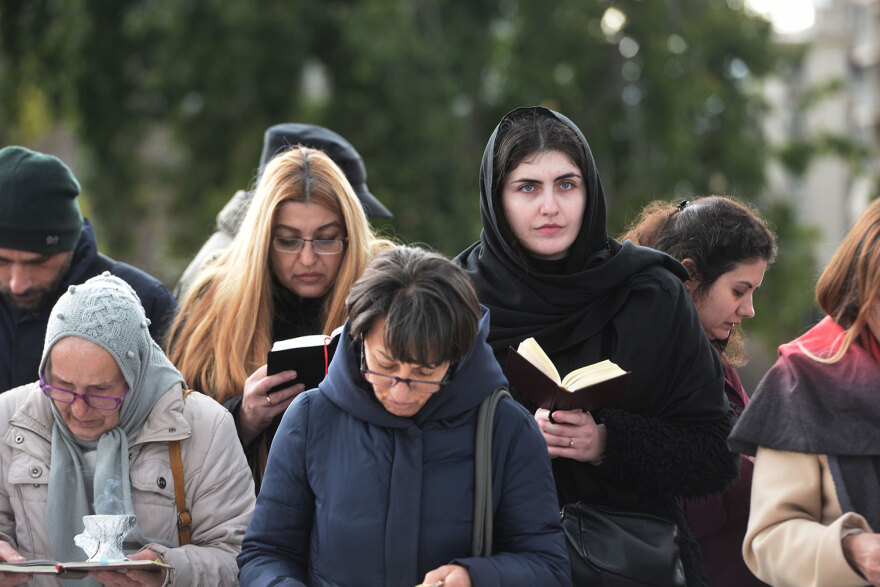 Γάμος ομοφύλων: Καρδούλες, αγκαλιές αλλά και επεισόδια για την ψήφιση του νομοσχεδίου στη Βουλή - Δείτε φωτογραφίες