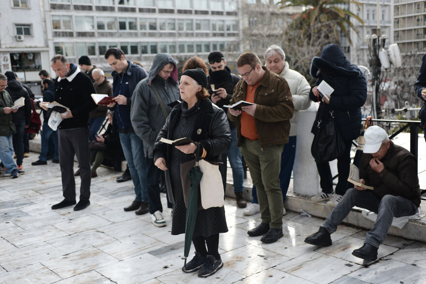 Γάμος ομοφύλων: Καρδούλες, αγκαλιές αλλά και επεισόδια για την ψήφιση του νομοσχεδίου στη Βουλή - Δείτε φωτογραφίες