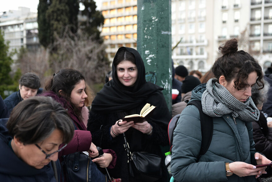 Γάμος ομοφύλων: Καρδούλες, αγκαλιές αλλά και επεισόδια για την ψήφιση του νομοσχεδίου στη Βουλή - Δείτε φωτογραφίες