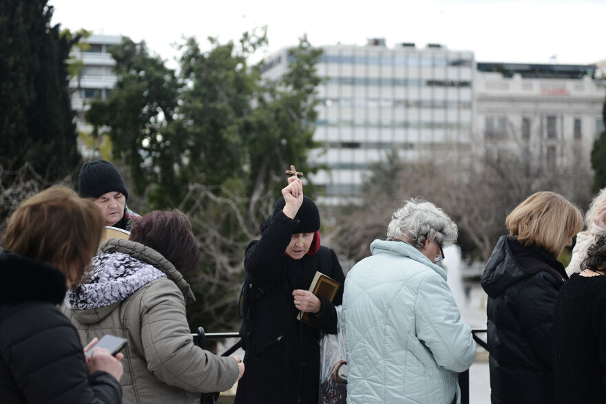 Γάμος ομοφύλων: Καρδούλες, αγκαλιές αλλά και επεισόδια για την ψήφιση του νομοσχεδίου στη Βουλή - Δείτε φωτογραφίες