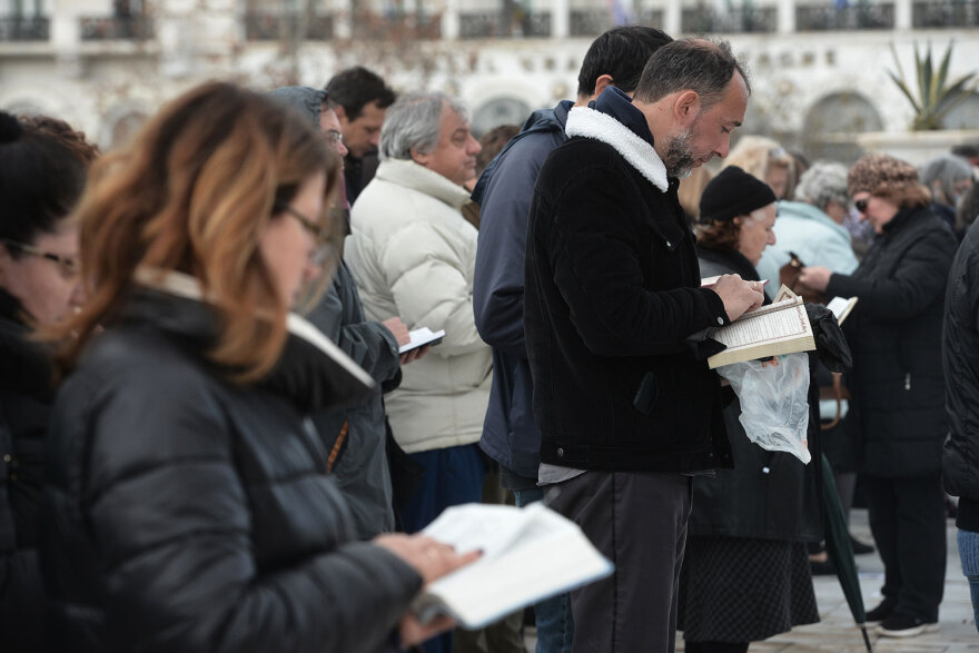 Γάμος ομοφύλων: Καρδούλες, αγκαλιές αλλά και επεισόδια για την ψήφιση του νομοσχεδίου στη Βουλή - Δείτε φωτογραφίες