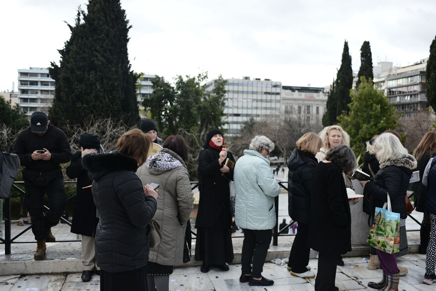 Γάμος ομοφύλων: Καρδούλες, αγκαλιές αλλά και επεισόδια για την ψήφιση του νομοσχεδίου στη Βουλή - Δείτε φωτογραφίες