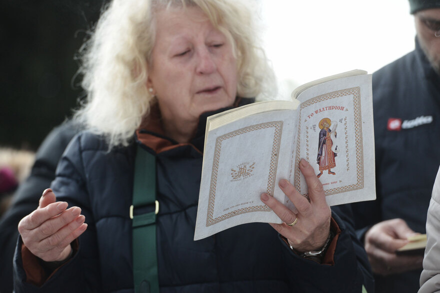 Γάμος ομοφύλων: Καρδούλες, αγκαλιές αλλά και επεισόδια για την ψήφιση του νομοσχεδίου στη Βουλή - Δείτε φωτογραφίες