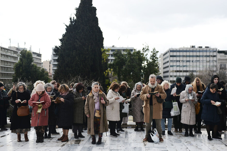 Γάμος ομοφύλων: Καρδούλες, αγκαλιές αλλά και επεισόδια για την ψήφιση του νομοσχεδίου στη Βουλή - Δείτε φωτογραφίες