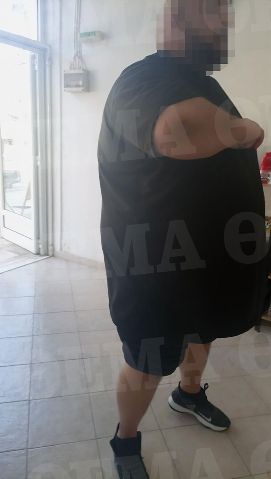 Βίντεο ντοκουμέντο: Ανήλικοι λήστεψαν κατάστημα στη Χαλκηδόνα και χτύπησαν με αυτοκίνητο τον ιδιοκτήτη