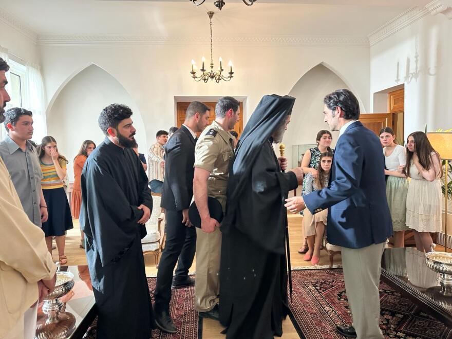 Famagusta: Δείτε τον Γρηγόρη Βαλτινό να μεταμορφώνεται στον Αρχιεπίσκοπο Μακάριο 