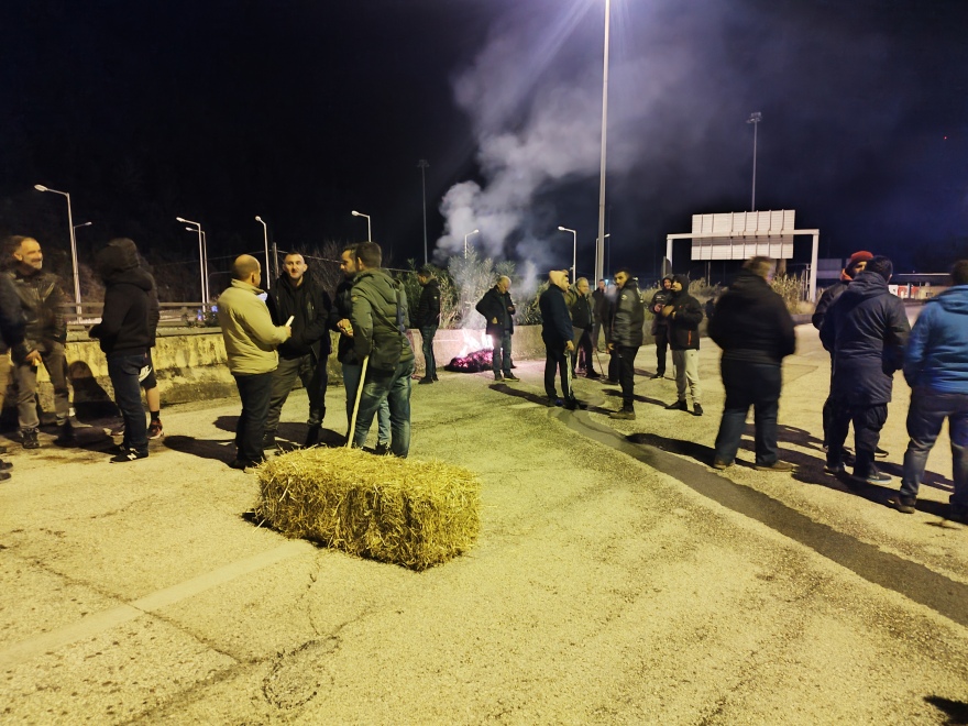 Ουρές στην Εγνατία: Αγρότες από τα Ιωάννινα απέκλεισαν τον λιμάνι της Ηγουμενίτσας - Δείτε βίντεο