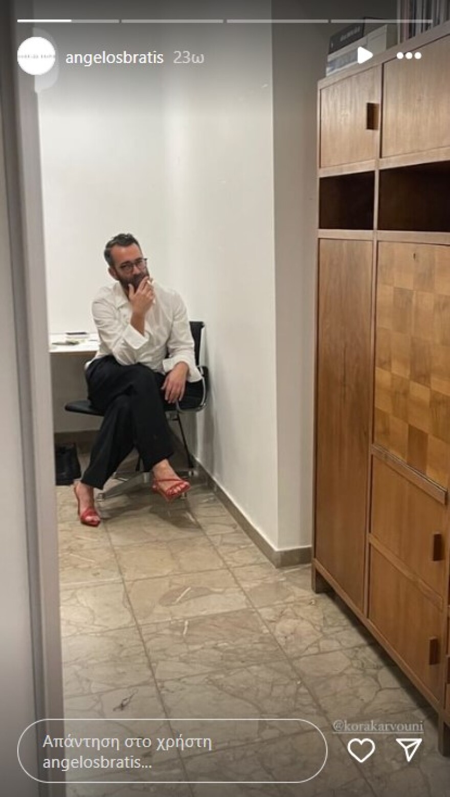 Άγγελος Μπράτης: Πόζαρε με κόκκινα ψηλοτάκουνα 