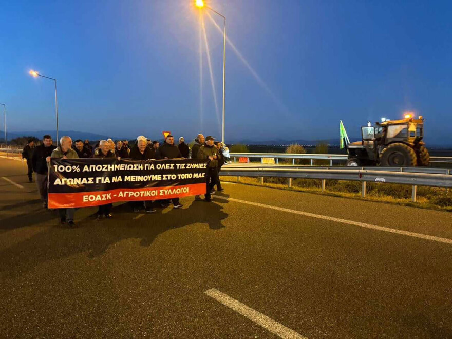Νέα μπλόκα των αγροτών σε Λάρισα και Καρδίτσα - Σήκωσαν φαναράκια στον ουρανό στον Ε65