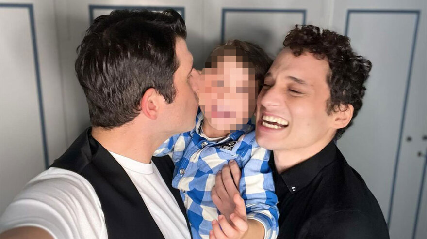 Μιχάλης Οικονόμου - Γιώργος Μακρής: Γιορτάζουν την ψήφιση του νομοσχεδίου για τα ομόφυλα, με τον γιο τους