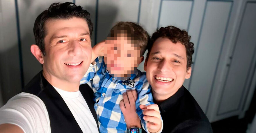 Μιχάλης Οικονόμου - Γιώργος Μακρής: Γιορτάζουν την ψήφιση του νομοσχεδίου για τα ομόφυλα, με τον γιο τους