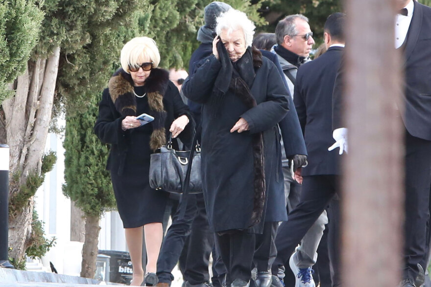 Γλυφάδα: Συντετριμμένη η Δέσποινα Καρνέση στις κηδείες της αδερφής και του συζύγου της