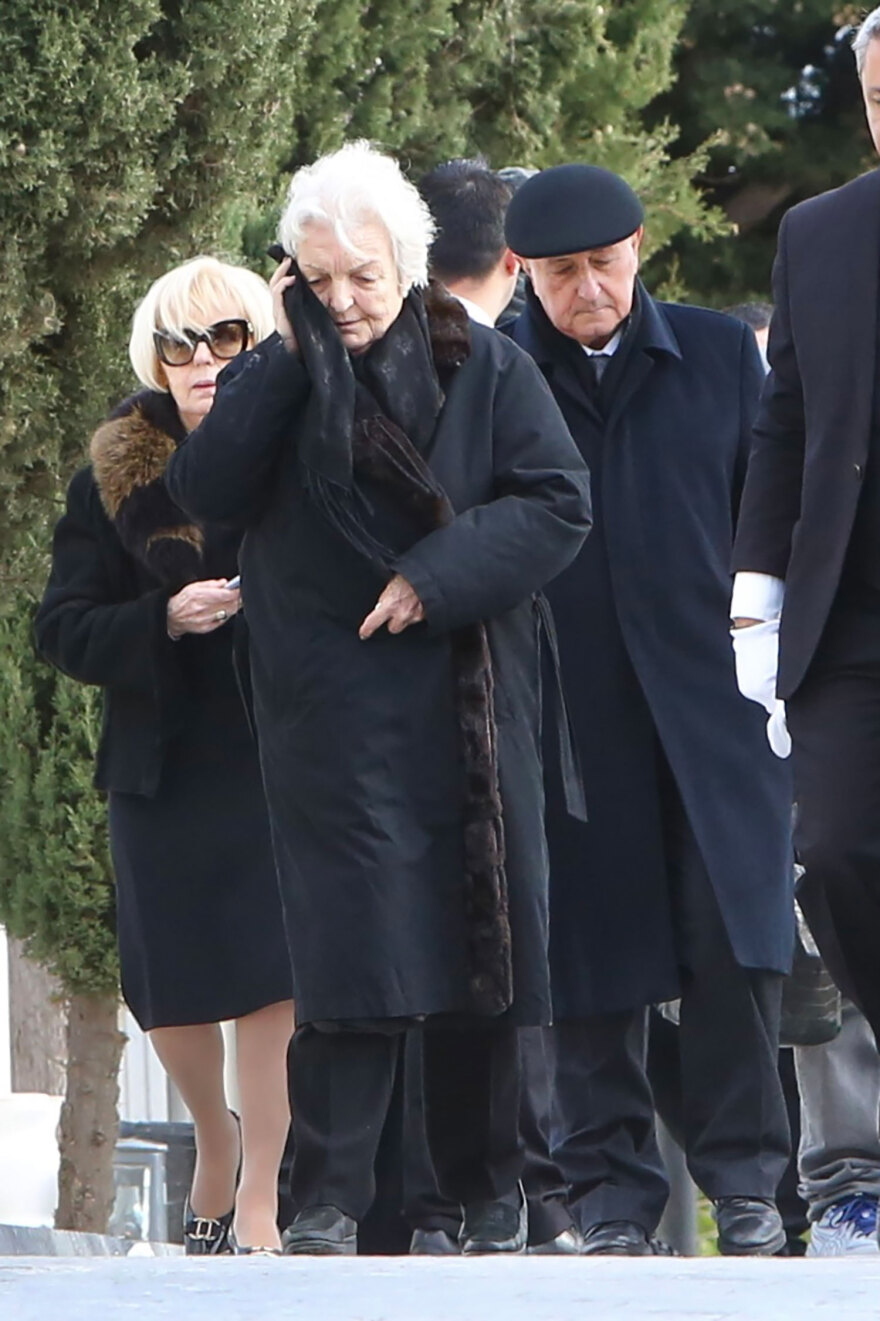 Γλυφάδα: Συντετριμμένη η Δέσποινα Καρνέση στις κηδείες της αδερφής και του συζύγου της