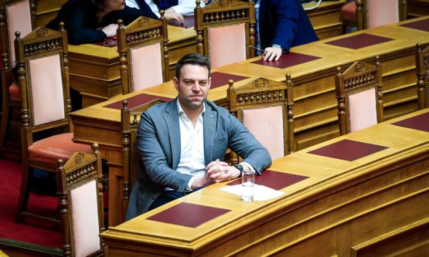 Γάμος ομοφύλων: Καρδούλες, αγκαλιές αλλά και επεισόδια για την ψήφιση του νομοσχεδίου στη Βουλή - Δείτε φωτογραφίες