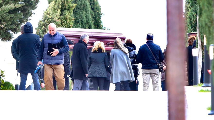 Γλυφάδα: Συντετριμμένη η Δέσποινα Καρνέση στις κηδείες της αδερφής και του συζύγου της