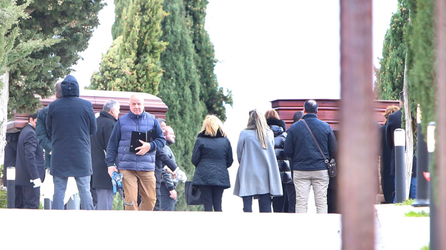 Γλυφάδα: Συντετριμμένη η Δέσποινα Καρνέση στις κηδείες της αδερφής και του συζύγου της