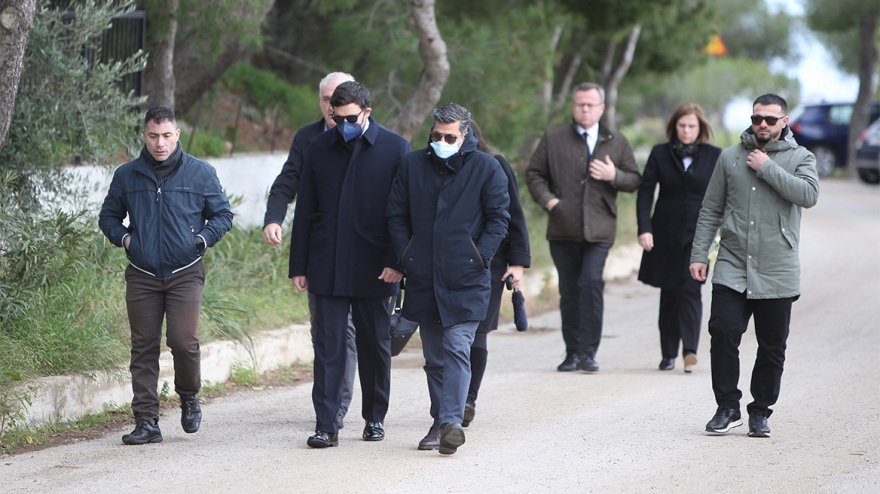 Γλυφάδα: Συντετριμμένη η Δέσποινα Καρνέση στις κηδείες της αδερφής και του συζύγου της