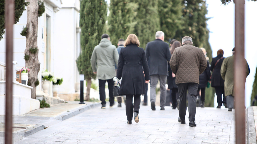 Γλυφάδα: Συντετριμμένη η Δέσποινα Καρνέση στις κηδείες της αδερφής και του συζύγου της