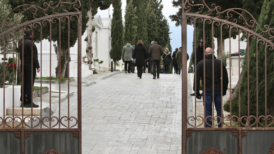 Γλυφάδα: Συντετριμμένη η Δέσποινα Καρνέση στις κηδείες της αδερφής και του συζύγου της