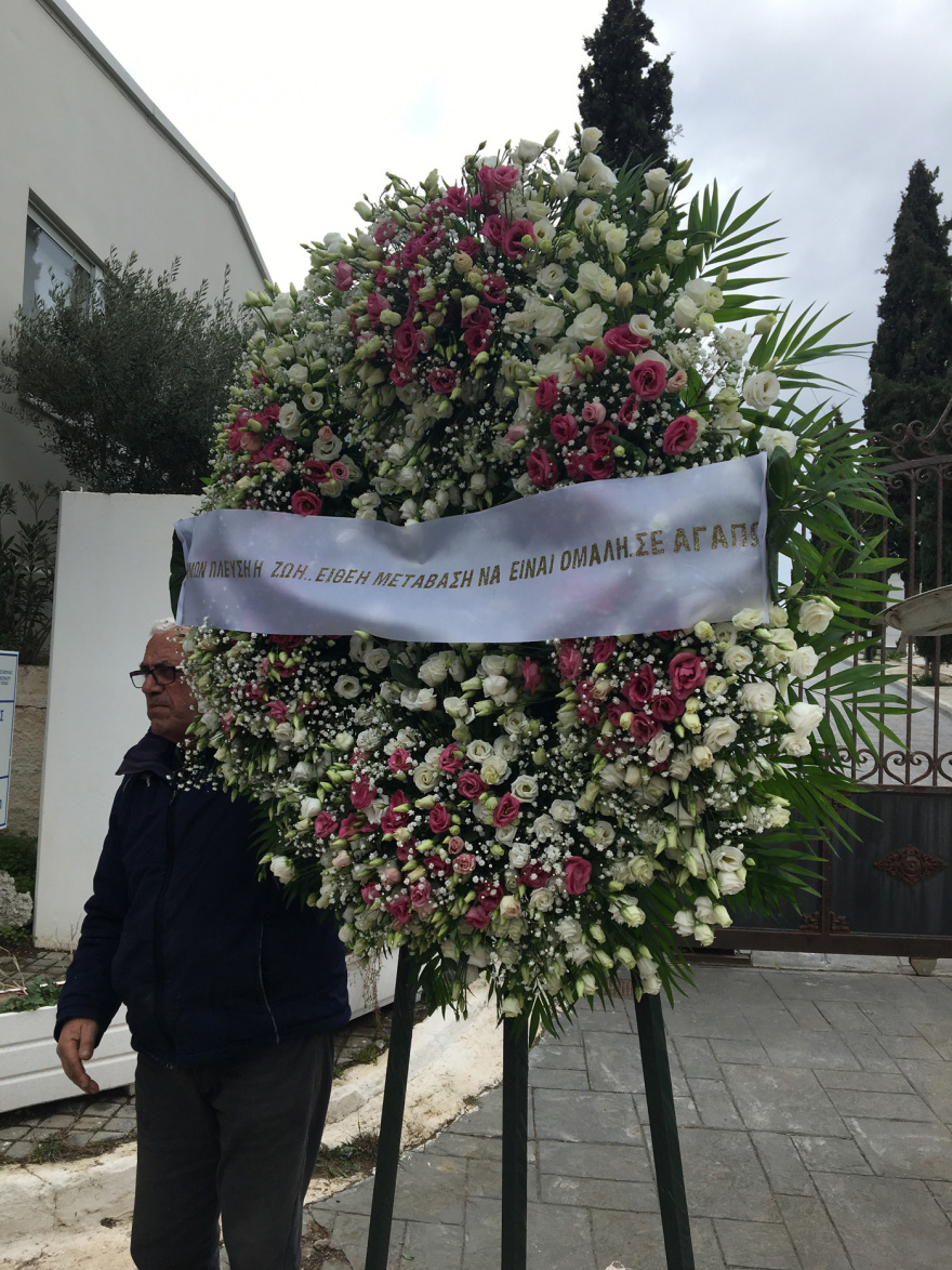 Γλυφάδα: Συντετριμμένη η Δέσποινα Καρνέση στις κηδείες της αδερφής και του συζύγου της