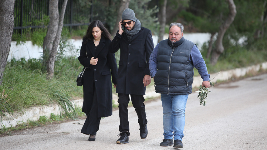 Γλυφάδα: Συντετριμμένη η Δέσποινα Καρνέση στις κηδείες της αδερφής και του συζύγου της