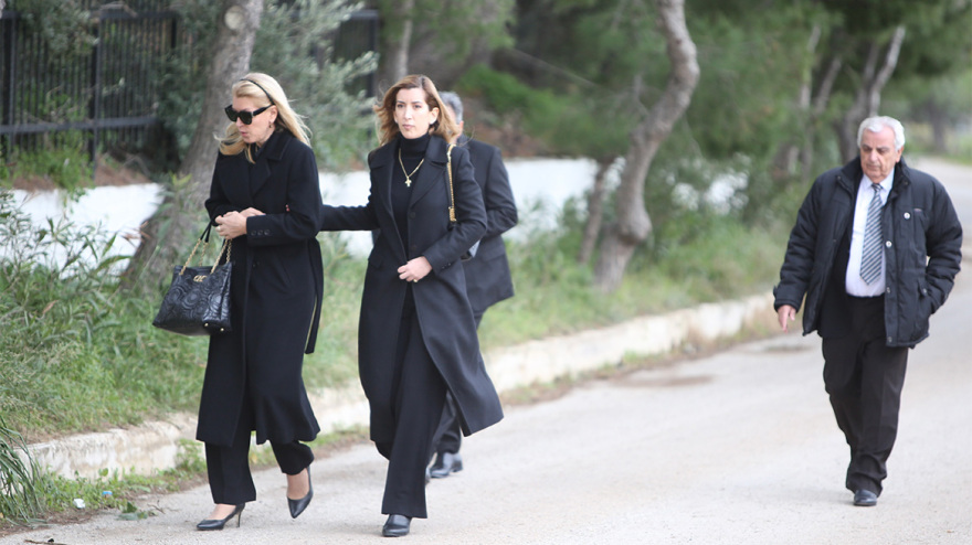 Γλυφάδα: Συντετριμμένη η Δέσποινα Καρνέση στις κηδείες της αδερφής και του συζύγου της