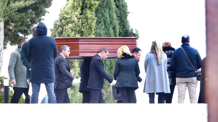 Γλυφάδα: Συντετριμμένη η Δέσποινα Καρνέση στις κηδείες της αδερφής και του συζύγου της