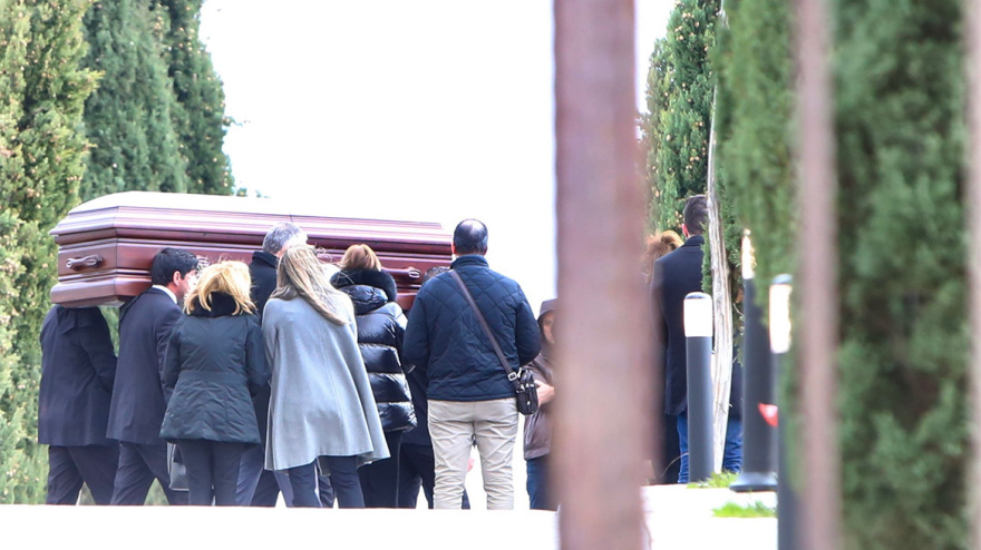 Γλυφάδα: Συντετριμμένη η Δέσποινα Καρνέση στις κηδείες της αδερφής και του συζύγου της