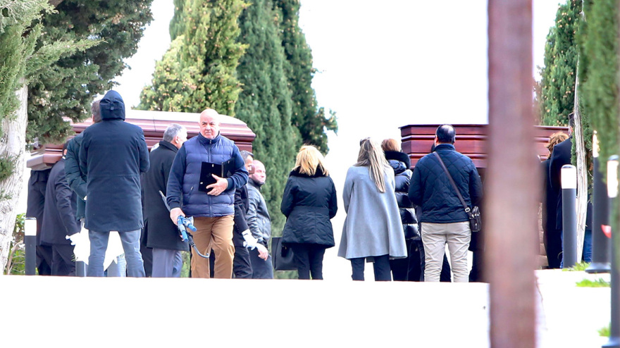 Γλυφάδα: Συντετριμμένη η Δέσποινα Καρνέση στις κηδείες της αδερφής και του συζύγου της