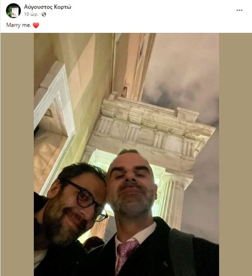 Αύγουστος Κορτώ: Έκανε πρόταση γάμου στον σύντροφό του μετά την ψήφιση του νόμου για τα ομόφυλα ζευγάρια