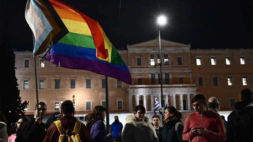 Γάμος ομοφύλων: Καρδούλες, αγκαλιές αλλά και επεισόδια για την ψήφιση του νομοσχεδίου στη Βουλή - Δείτε φωτογραφίες