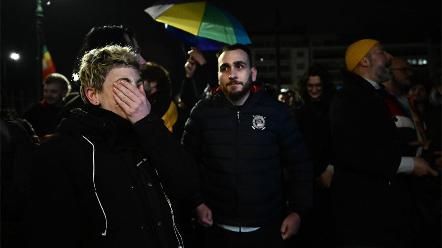 Γάμος ομοφύλων: Καρδούλες, αγκαλιές αλλά και επεισόδια για την ψήφιση του νομοσχεδίου στη Βουλή - Δείτε φωτογραφίες