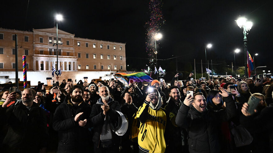 Γάμος ομοφύλων: Καρδούλες, αγκαλιές αλλά και επεισόδια για την ψήφιση του νομοσχεδίου στη Βουλή - Δείτε φωτογραφίες