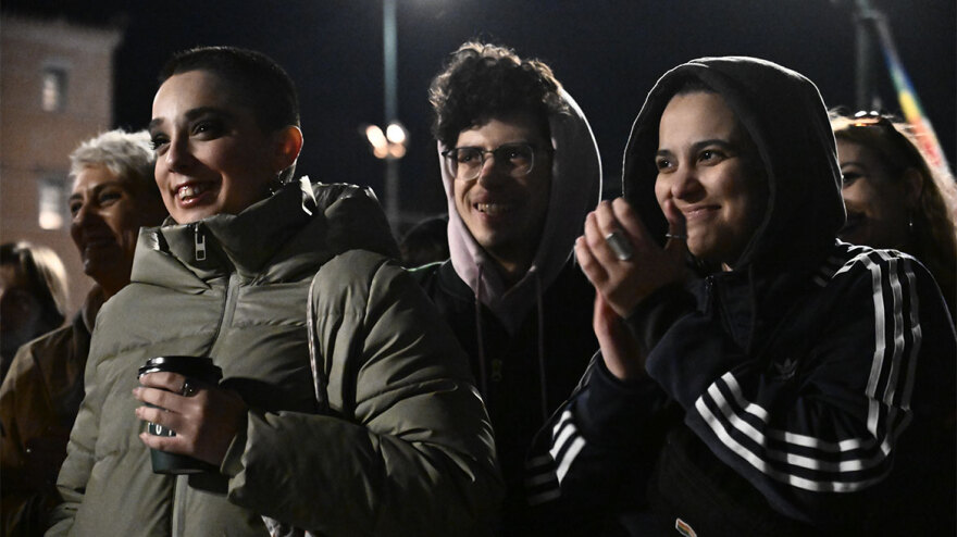 Γάμος ομοφύλων: Καρδούλες, αγκαλιές αλλά και επεισόδια για την ψήφιση του νομοσχεδίου στη Βουλή - Δείτε φωτογραφίες