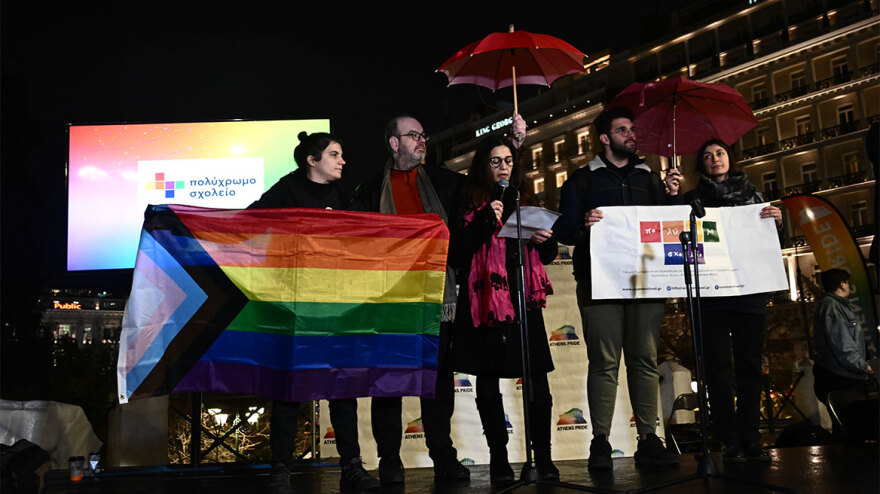 Γάμος ομοφύλων: Καρδούλες, αγκαλιές αλλά και επεισόδια για την ψήφιση του νομοσχεδίου στη Βουλή - Δείτε φωτογραφίες