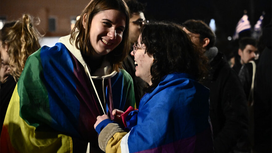 Γάμος ομοφύλων: Καρδούλες, αγκαλιές αλλά και επεισόδια για την ψήφιση του νομοσχεδίου στη Βουλή - Δείτε φωτογραφίες