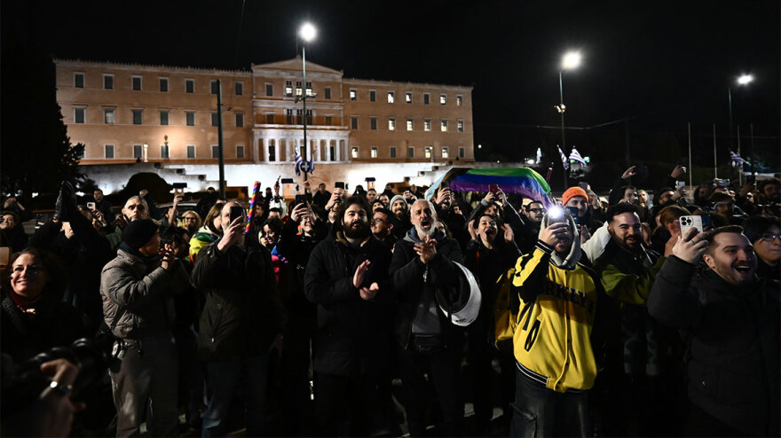 Γάμος ομοφύλων: Καρδούλες, αγκαλιές αλλά και επεισόδια για την ψήφιση του νομοσχεδίου στη Βουλή - Δείτε φωτογραφίες