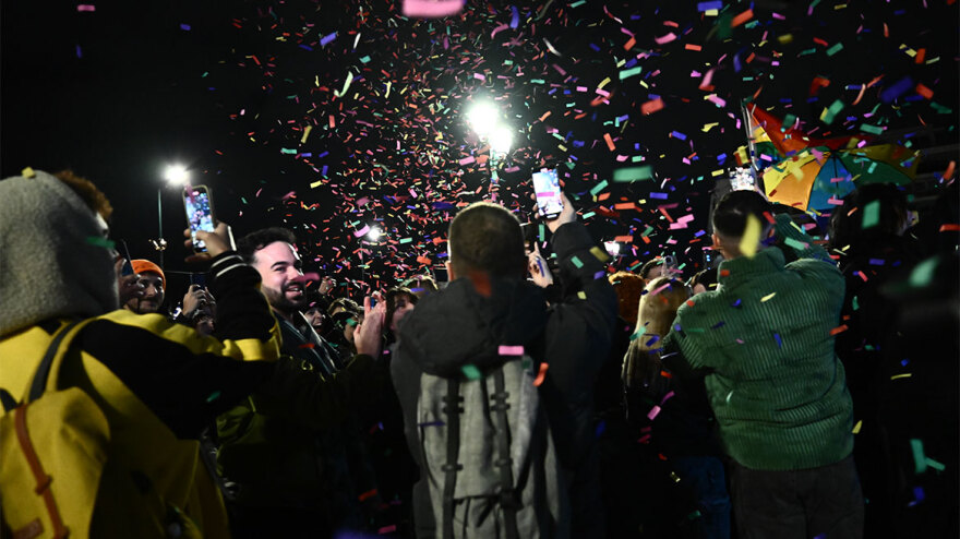 Γάμος ομοφύλων: Καρδούλες, αγκαλιές αλλά και επεισόδια για την ψήφιση του νομοσχεδίου στη Βουλή - Δείτε φωτογραφίες