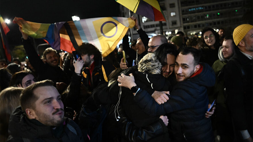 Γάμος ομοφύλων: Καρδούλες, αγκαλιές αλλά και επεισόδια για την ψήφιση του νομοσχεδίου στη Βουλή - Δείτε φωτογραφίες