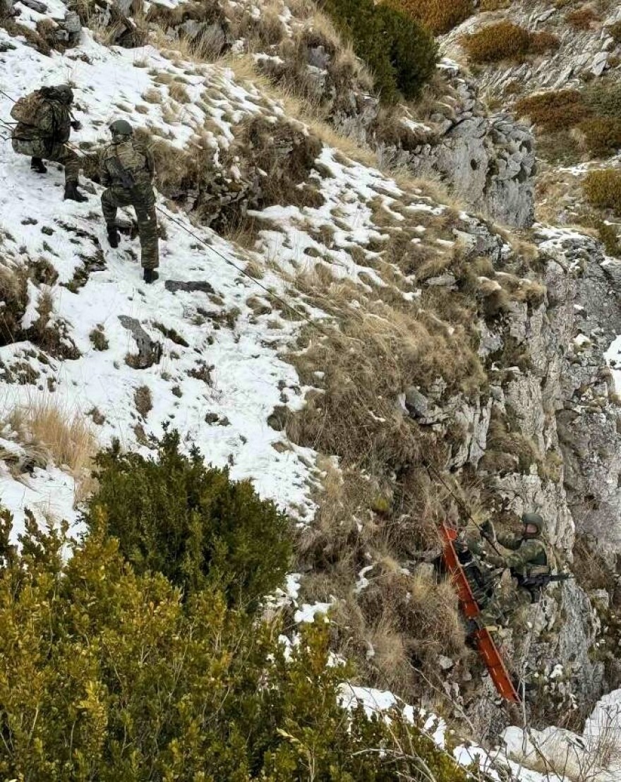 Εντυπωσιακή άσκηση Ελλήνων και Αμερικανών πεζοναυτών στα χιόνια της Πιερίας - Δείτε φωτογραφίες