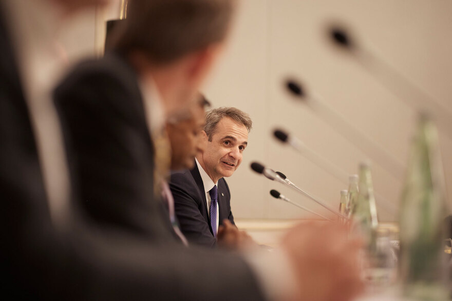 Ο Μητσοτάκης για την Τεχνητή Νοημοσύνη: Επικίνδυνα τα deep fakes σε ένα εκλογικό περιβάλλον